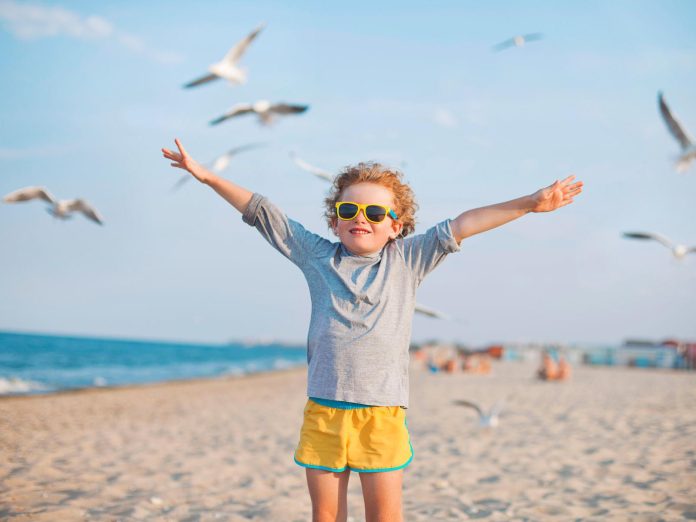 4 Tips yang Tidak Boleh Dilewatkan Saat Liburan ke Pantai Bersama Anak