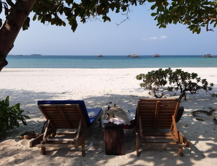 Kunjungi Pantai Mutiara yang Indah Sebelum ke Pulau Pelangi